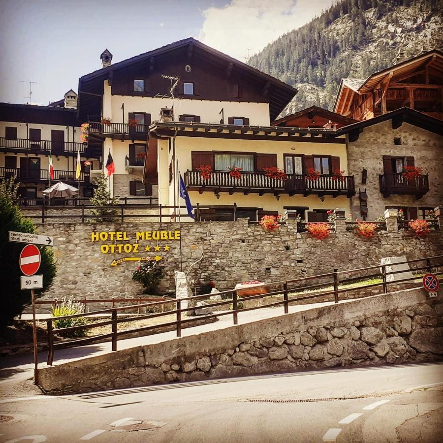 Hotel Ottoz Meuble Courmayeur Eksteriør bilde