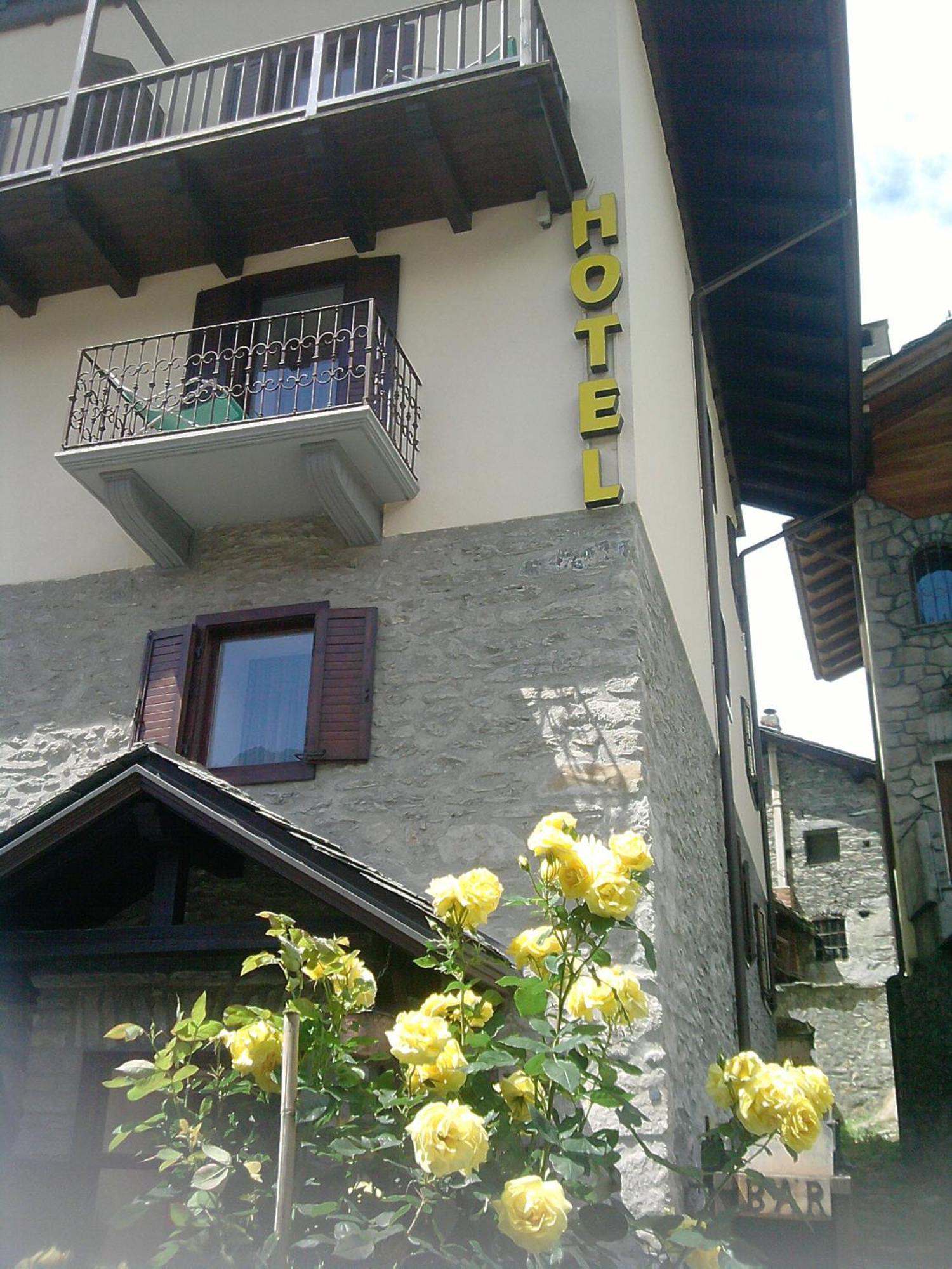 Hotel Ottoz Meuble Courmayeur Eksteriør bilde