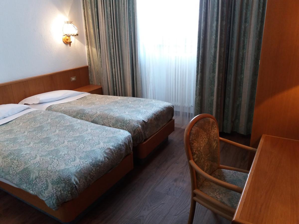 Hotel Ottoz Meuble Courmayeur Eksteriør bilde
