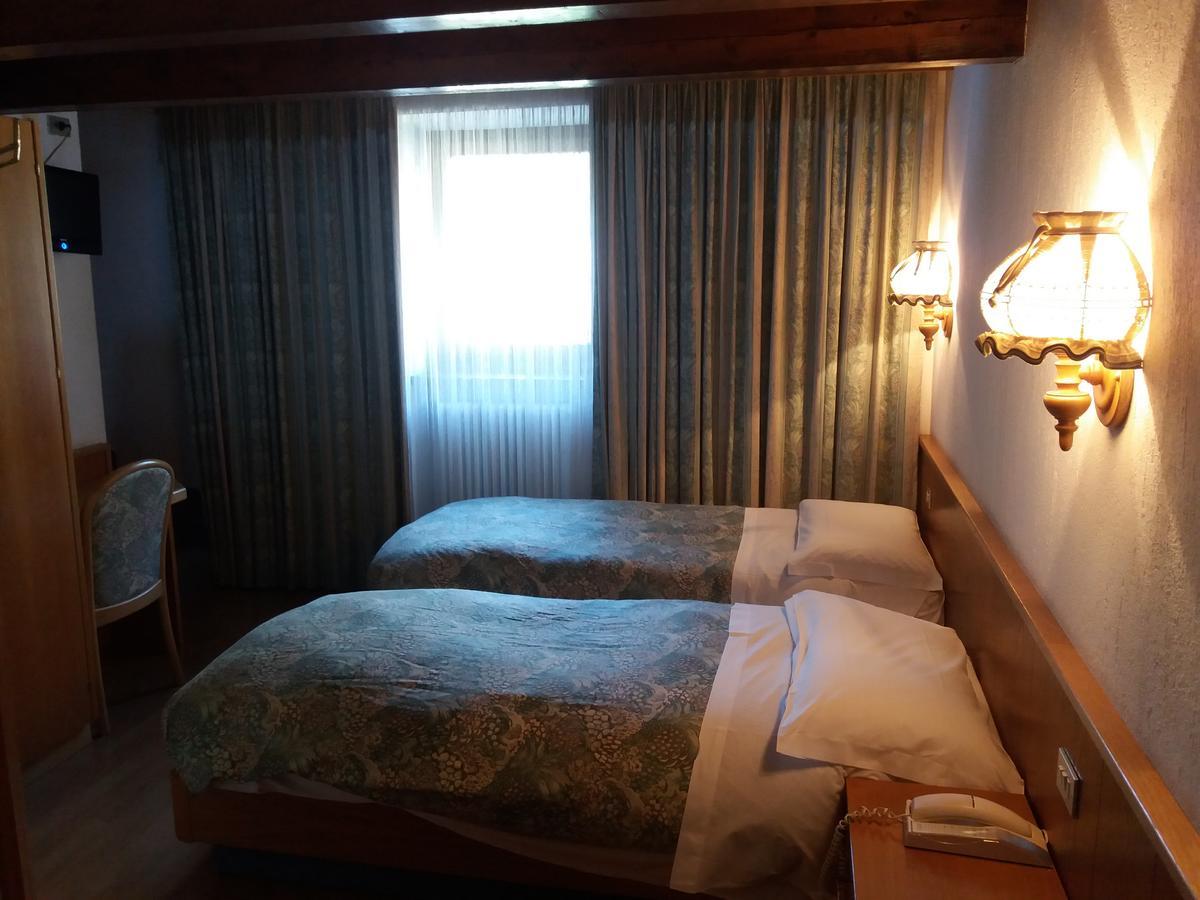 Hotel Ottoz Meuble Courmayeur Eksteriør bilde