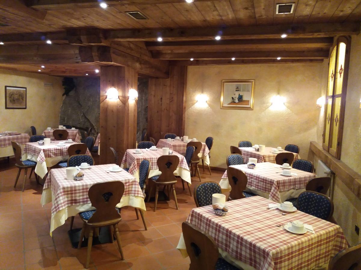Hotel Ottoz Meuble Courmayeur Eksteriør bilde