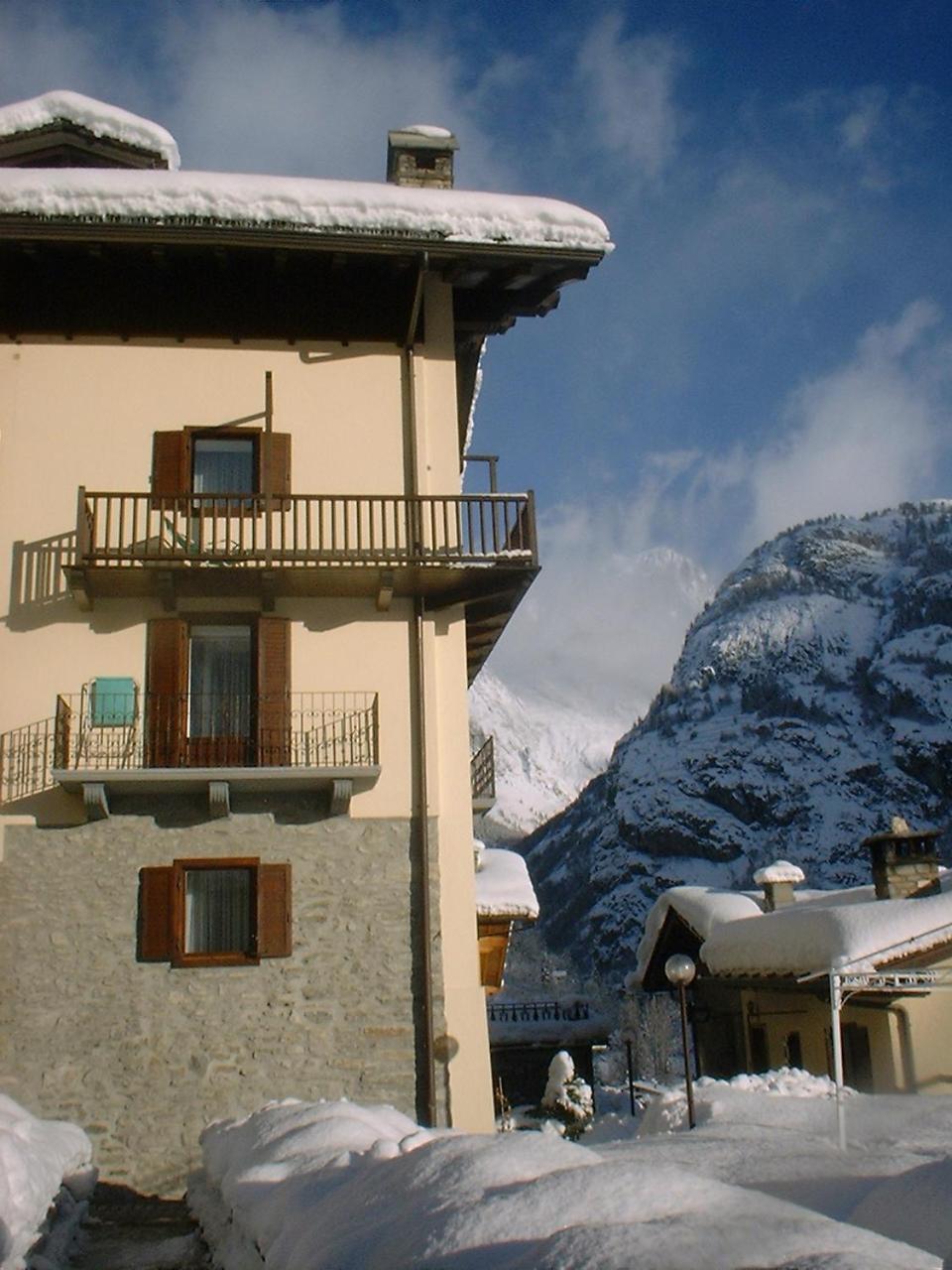Hotel Ottoz Meuble Courmayeur Eksteriør bilde