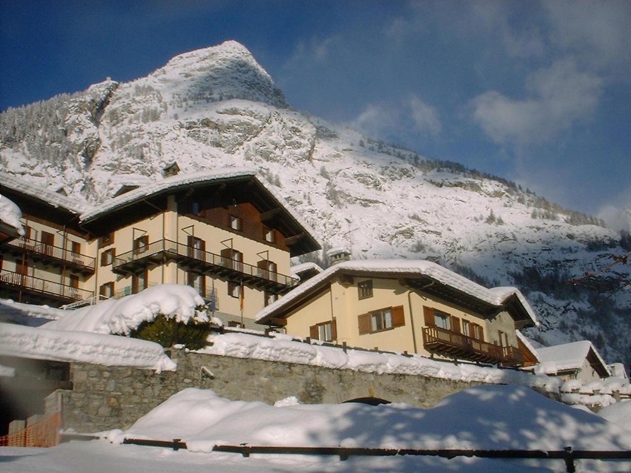 Hotel Ottoz Meuble Courmayeur Eksteriør bilde